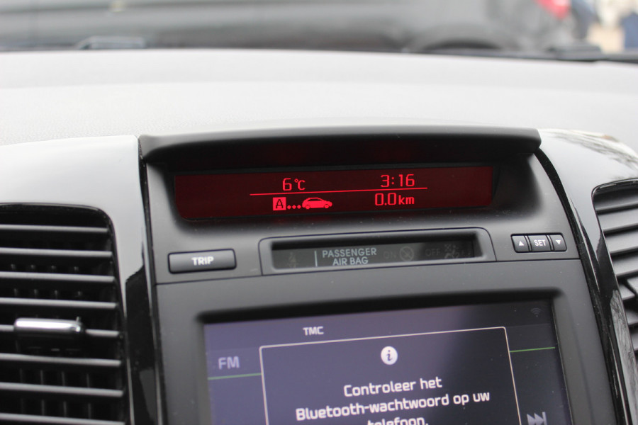 Kia Venga 1.4 CVVT Edition / Panoramadak / Camera / Half leder / Keyless / Navigatie / 16'' / Bluetooth / Armsteun voor