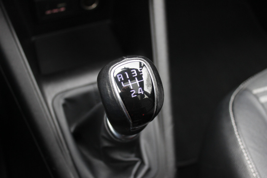 Kia Venga 1.4 CVVT Edition / Panoramadak / Camera / Half leder / Keyless / Navigatie / 16'' / Bluetooth / Armsteun voor