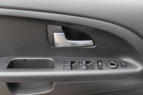 Kia Venga 1.4 CVVT Edition / Panoramadak / Camera / Half leder / Keyless / Navigatie / 16'' / Bluetooth / Armsteun voor