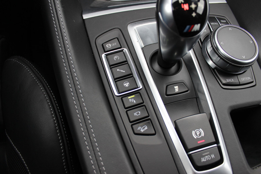 BMW X6 M / NL Auto! / Full option! / NIEUWSTAAT! / Trekhaak / Schuifdak / 360Camera / Carbon intr. / B&O / Softclose / Leder / 21'' / Standkachel / Entertainment System / Luchtvering / Stoelventilatie