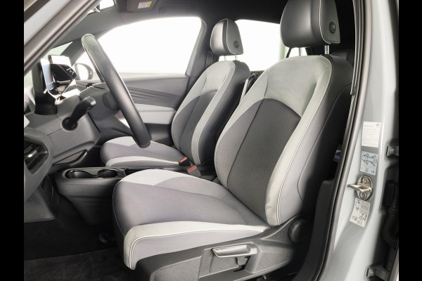 Volkswagen ID.3 First Plus 58 kWh 204 pk | Navigatie | Parkeersensoren | Achteruitrijcamera | Adaptieve cruise control | Matrix LED koplampen | Stoelverwarming |