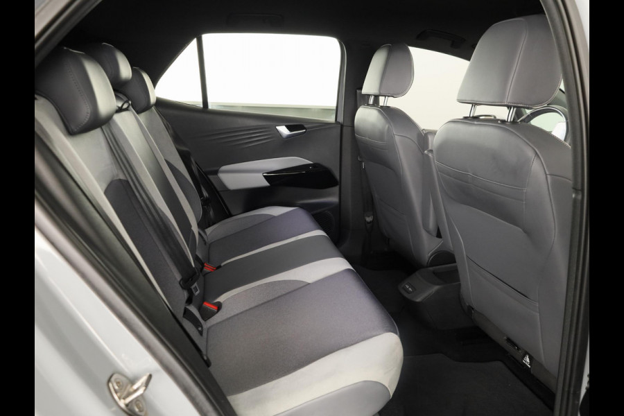 Volkswagen ID.3 First Plus 58 kWh 204 pk | Navigatie | Parkeersensoren | Achteruitrijcamera | Adaptieve cruise control | Matrix LED koplampen | Stoelverwarming |