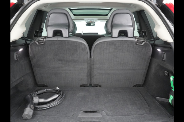 Volvo XC90 T8 Recharge AWD Plus Bright LONG RANGE Plug In Hybrid 7 Persoon 456pk Dealer O.H PHEV | Trekhaak Af Fabriek | Panodak | Adaptive Cruise | Camera | Lederen Sportstoelen Memory & Verwarmd | Pilot Assist | Blis | Keyless | Apple Carplay | Navigatie | Virtual | DAB |