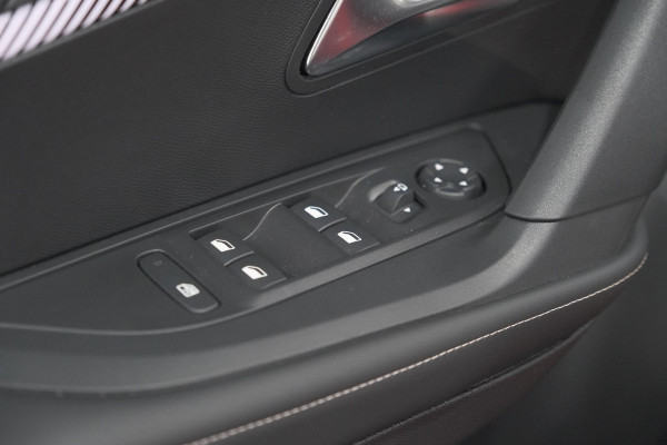Peugeot 2008 1.2 Hybrid 145 Allure | 360 Camera | Adaptieve Cruise Control | Dodehoekdetectie | Apple Carplay