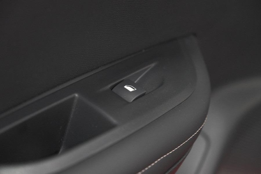 Peugeot 2008 1.2 Hybrid 145 Allure | 360 Camera | Adaptieve Cruise Control | Dodehoekdetectie | Apple Carplay