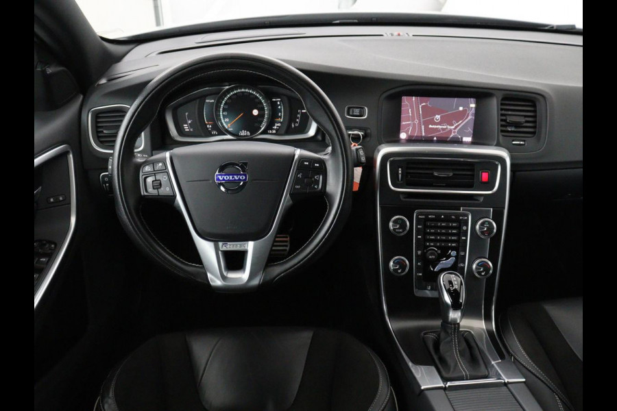 Volvo V60 2.0 T4 Sport | Adaptive cruise | Stoelverwarming | Camera | Trekhaak | Leder/Alcantara | Bi-Xenon | Sportstoelen | Climate control | R Design