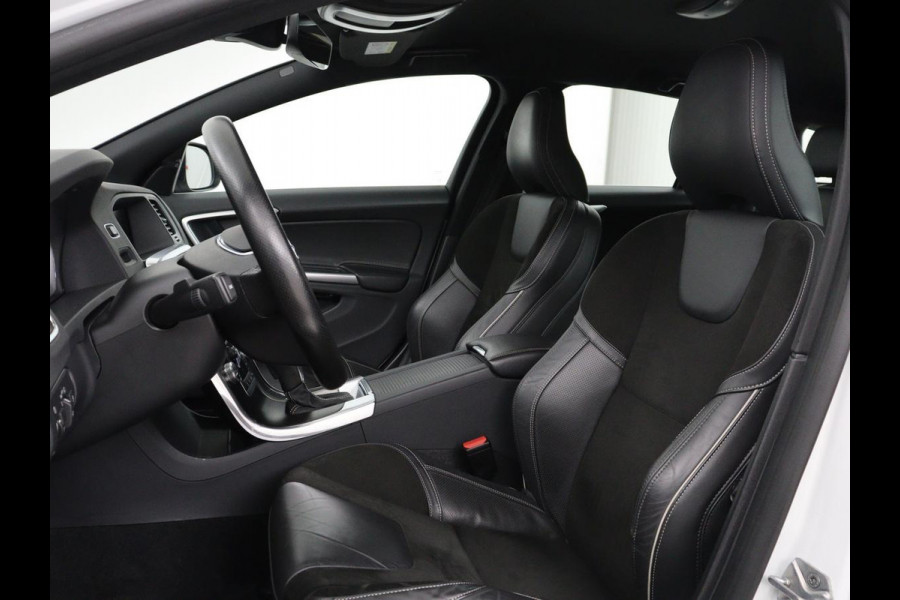 Volvo V60 2.0 T4 Sport | Adaptive cruise | Stoelverwarming | Camera | Trekhaak | Leder/Alcantara | Bi-Xenon | Sportstoelen | Climate control | R Design