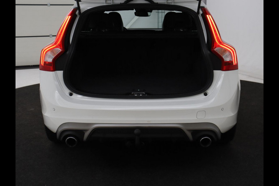 Volvo V60 2.0 T4 Sport | Adaptive cruise | Stoelverwarming | Camera | Trekhaak | Leder/Alcantara | Bi-Xenon | Sportstoelen | Climate control | R Design