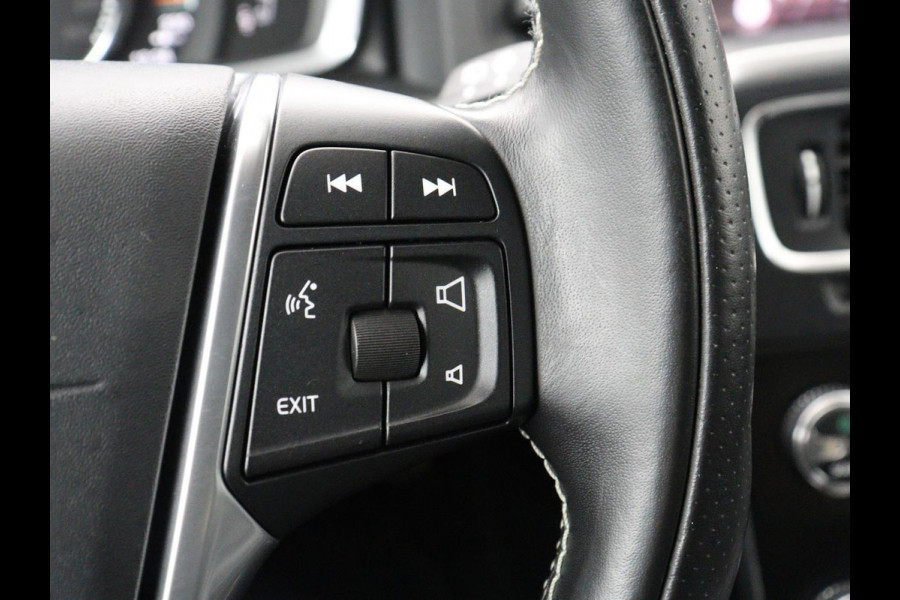 Volvo V60 2.0 T4 Sport | Adaptive cruise | Stoelverwarming | Camera | Trekhaak | Leder/Alcantara | Bi-Xenon | Sportstoelen | Climate control | R Design