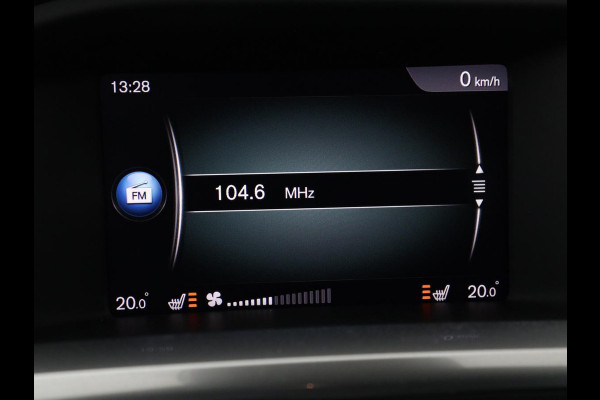 Volvo V60 2.0 T4 Sport | Adaptive cruise | Stoelverwarming | Camera | Trekhaak | Leder/Alcantara | Bi-Xenon | Sportstoelen | Climate control | R Design