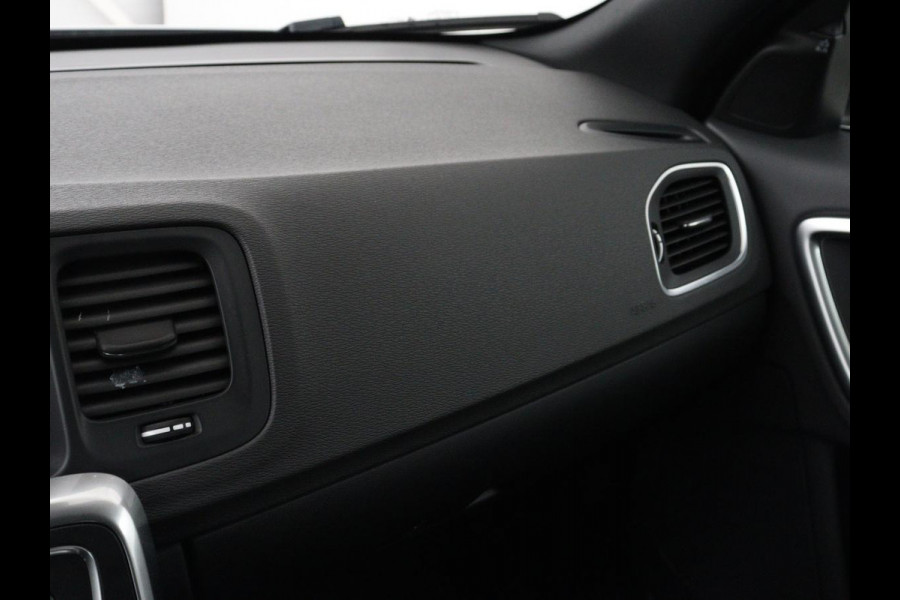Volvo V60 2.0 T4 Sport | Adaptive cruise | Stoelverwarming | Camera | Trekhaak | Leder/Alcantara | Bi-Xenon | Sportstoelen | Climate control | R Design