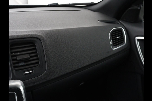 Volvo V60 2.0 T4 Sport | Adaptive cruise | Stoelverwarming | Camera | Trekhaak | Leder/Alcantara | Bi-Xenon | Sportstoelen | Climate control | R Design