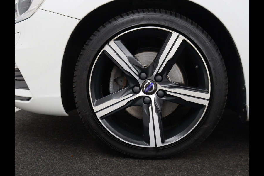 Volvo V60 2.0 T4 Sport | Adaptive cruise | Stoelverwarming | Camera | Trekhaak | Leder/Alcantara | Bi-Xenon | Sportstoelen | Climate control | R Design