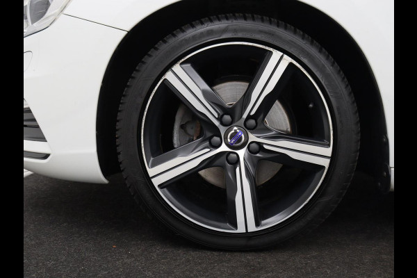 Volvo V60 2.0 T4 Sport | Adaptive cruise | Stoelverwarming | Camera | Trekhaak | Leder/Alcantara | Bi-Xenon | Sportstoelen | Climate control | R Design