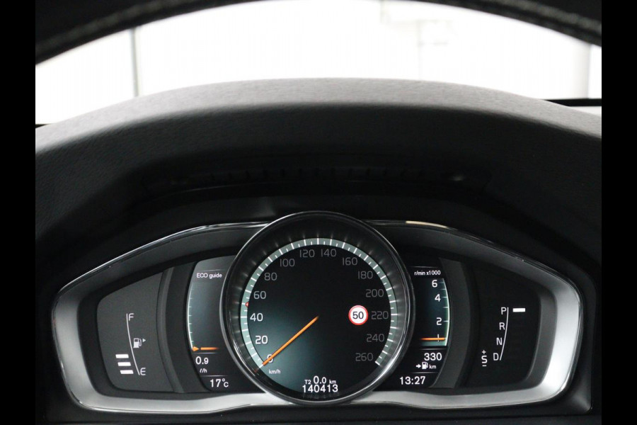 Volvo V60 2.0 T4 Sport | Adaptive cruise | Stoelverwarming | Camera | Trekhaak | Leder/Alcantara | Bi-Xenon | Sportstoelen | Climate control | R Design