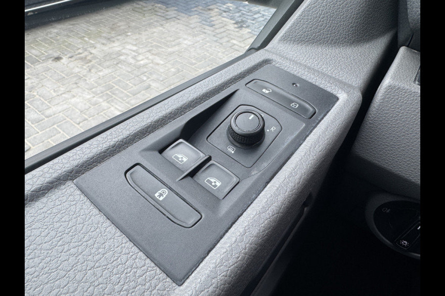 Volkswagen Transporter 2.0 TDI L2H1 28 Economy Business | Trekhaak | Apple Carplay/ Android Auto | Cruise control | Parkeersensoren |