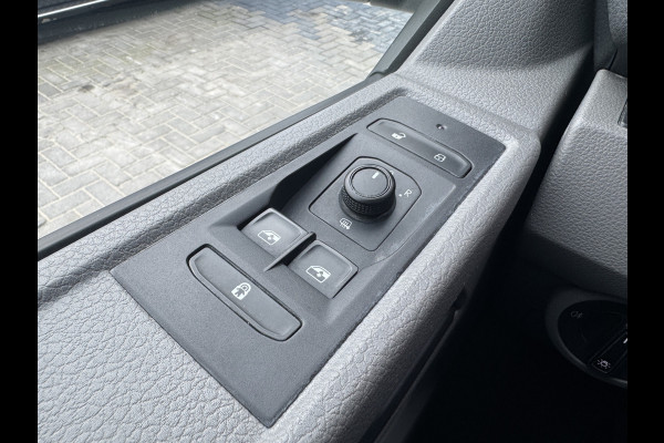 Volkswagen Transporter 2.0 TDI L2H1 28 Economy Business | Trekhaak | Apple Carplay/ Android Auto | Cruise control | Parkeersensoren |