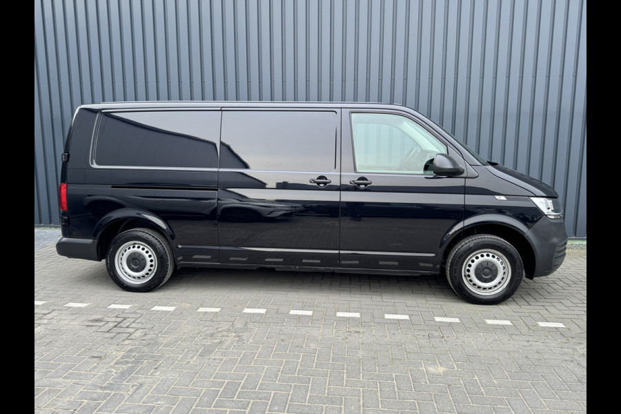 Volkswagen Transporter 2.0 TDI L2H1 28 Economy Business | Trekhaak | Apple Carplay/ Android Auto | Cruise control | Parkeersensoren |