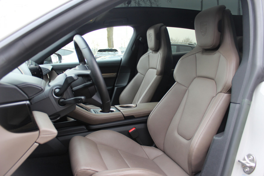 Porsche Taycan Cross Turismo 4 93 kWh / NL Auto! / NIEUWSTAAT! / Panoramadak / 360Camera / Passenger Display / Achterasbesturing / Matrix LED / 21'' / Adaptieve Stoelen / Luchtvering / Stoelventilatie / Dodehoek / Stuurverwarming