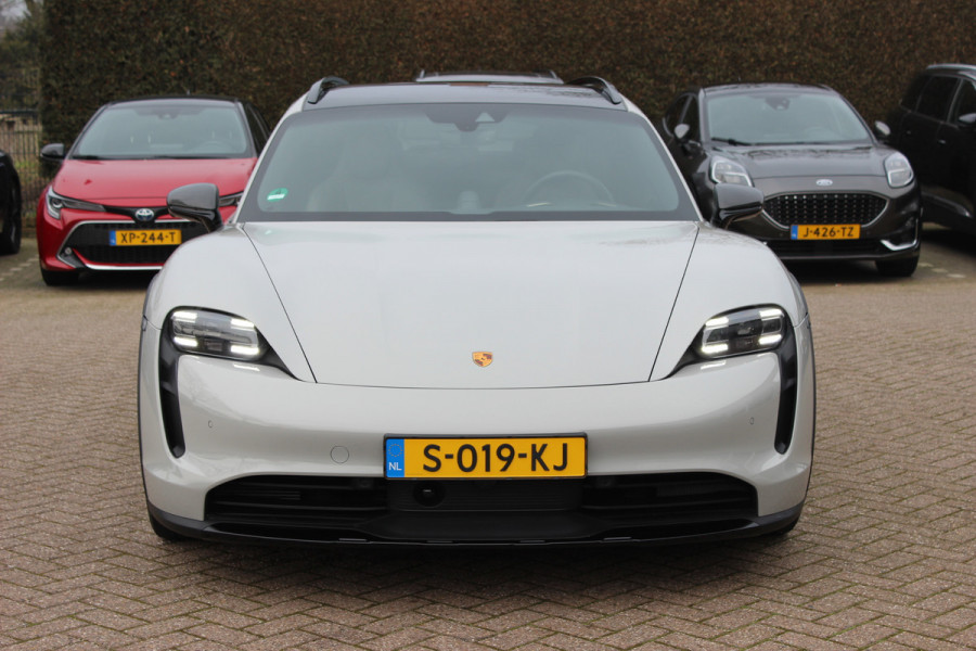 Porsche Taycan Cross Turismo 4 93 kWh / NL Auto! / NIEUWSTAAT! / Panoramadak / 360Camera / Passenger Display / Achterasbesturing / Matrix LED / 21'' / Adaptieve Stoelen / Luchtvering / Stoelventilatie / Dodehoek / Stuurverwarming