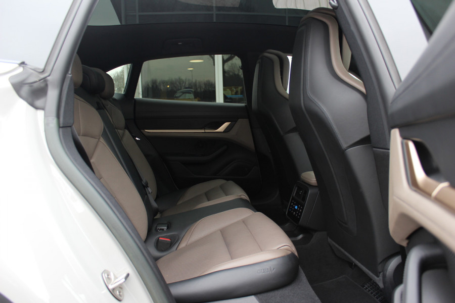 Porsche Taycan Cross Turismo 4 93 kWh / NL Auto! / NIEUWSTAAT! / Panoramadak / 360Camera / Passenger Display / Achterasbesturing / Matrix LED / 21'' / Adaptieve Stoelen / Luchtvering / Stoelventilatie / Dodehoek / Stuurverwarming