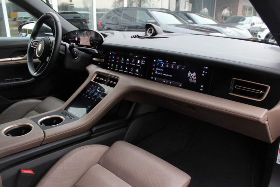 Porsche Taycan Cross Turismo 4 93 kWh / NL Auto! / NIEUWSTAAT! / Panoramadak / 360Camera / Passenger Display / Achterasbesturing / Matrix LED / 21'' / Adaptieve Stoelen / Luchtvering / Stoelventilatie / Dodehoek / Stuurverwarming