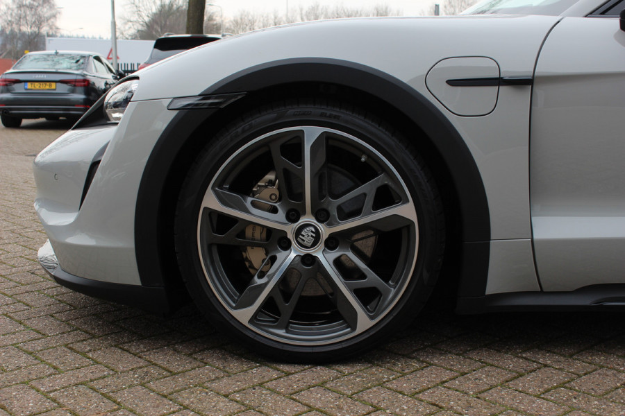 Porsche Taycan Cross Turismo 4 93 kWh / NL Auto! / NIEUWSTAAT! / Panoramadak / 360Camera / Passenger Display / Achterasbesturing / Matrix LED / 21'' / Adaptieve Stoelen / Luchtvering / Stoelventilatie / Dodehoek / Stuurverwarming