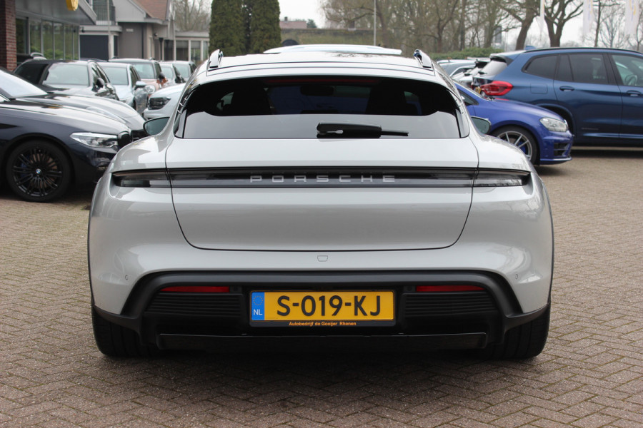Porsche Taycan Cross Turismo 4 93 kWh / NL Auto! / NIEUWSTAAT! / Panoramadak / 360Camera / Passenger Display / Achterasbesturing / Matrix LED / 21'' / Adaptieve Stoelen / Luchtvering / Stoelventilatie / Dodehoek / Stuurverwarming