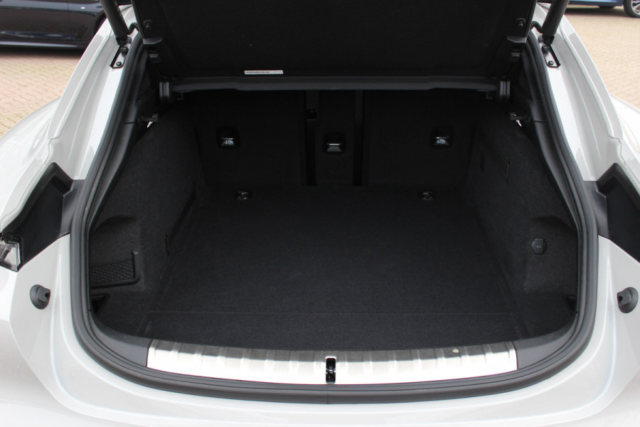 Porsche Taycan Cross Turismo 4 93 kWh / NL Auto! / NIEUWSTAAT! / Panoramadak / 360Camera / Passenger Display / Achterasbesturing / Matrix LED / 21'' / Adaptieve Stoelen / Luchtvering / Stoelventilatie / Dodehoek / Stuurverwarming