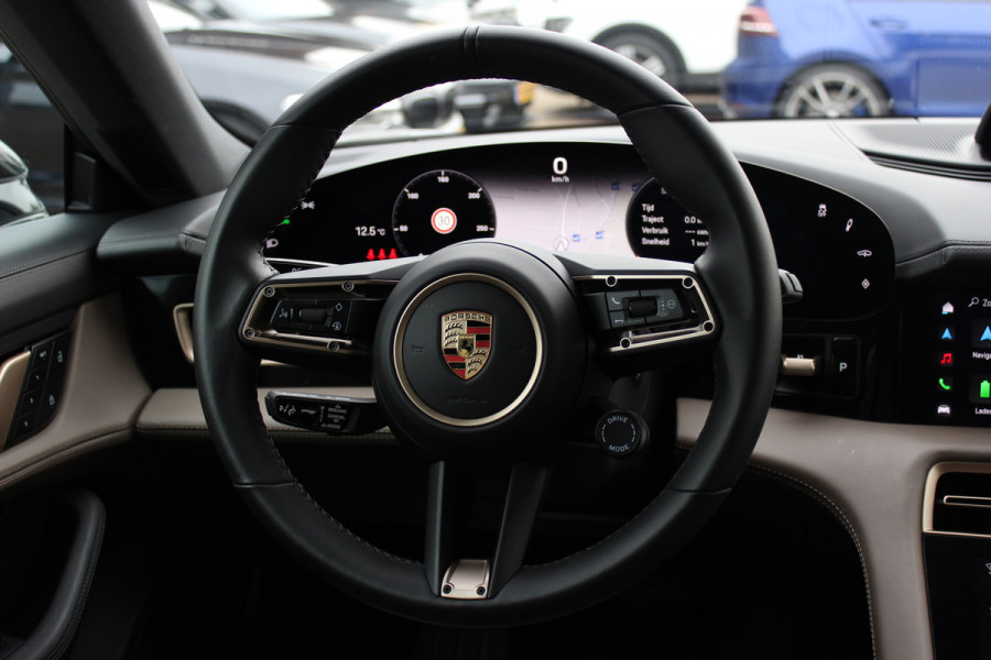 Porsche Taycan Cross Turismo 4 93 kWh / NL Auto! / NIEUWSTAAT! / Panoramadak / 360Camera / Passenger Display / Achterasbesturing / Matrix LED / 21'' / Adaptieve Stoelen / Luchtvering / Stoelventilatie / Dodehoek / Stuurverwarming