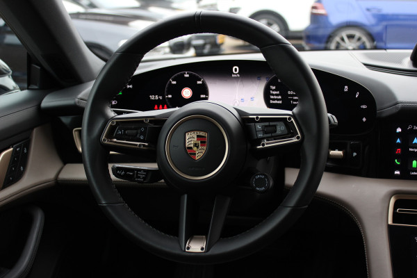 Porsche Taycan Cross Turismo 4 93 kWh / NL Auto! / NIEUWSTAAT! / Panoramadak / 360Camera / Passenger Display / Achterasbesturing / Matrix LED / 21'' / Adaptieve Stoelen / Luchtvering / Stoelventilatie / Dodehoek / Stuurverwarming
