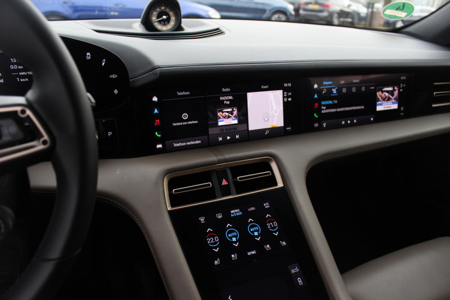 Porsche Taycan Cross Turismo 4 93 kWh / NL Auto! / NIEUWSTAAT! / Panoramadak / 360Camera / Passenger Display / Achterasbesturing / Matrix LED / 21'' / Adaptieve Stoelen / Luchtvering / Stoelventilatie / Dodehoek / Stuurverwarming