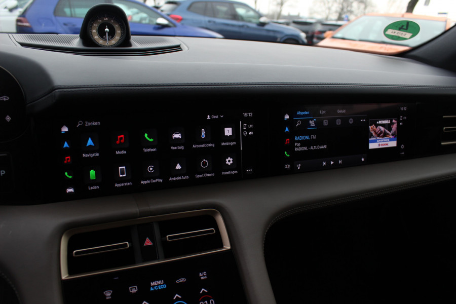 Porsche Taycan Cross Turismo 4 93 kWh / NL Auto! / NIEUWSTAAT! / Panoramadak / 360Camera / Passenger Display / Achterasbesturing / Matrix LED / 21'' / Adaptieve Stoelen / Luchtvering / Stoelventilatie / Dodehoek / Stuurverwarming