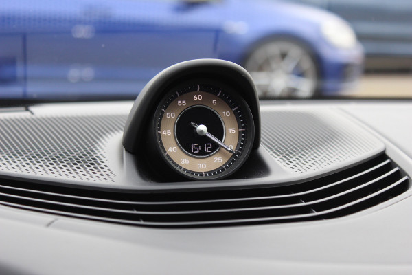 Porsche Taycan Cross Turismo 4 93 kWh / NL Auto! / NIEUWSTAAT! / Panoramadak / 360Camera / Passenger Display / Achterasbesturing / Matrix LED / 21'' / Adaptieve Stoelen / Luchtvering / Stoelventilatie / Dodehoek / Stuurverwarming