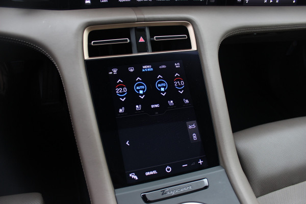 Porsche Taycan Cross Turismo 4 93 kWh / NL Auto! / NIEUWSTAAT! / Panoramadak / 360Camera / Passenger Display / Achterasbesturing / Matrix LED / 21'' / Adaptieve Stoelen / Luchtvering / Stoelventilatie / Dodehoek / Stuurverwarming