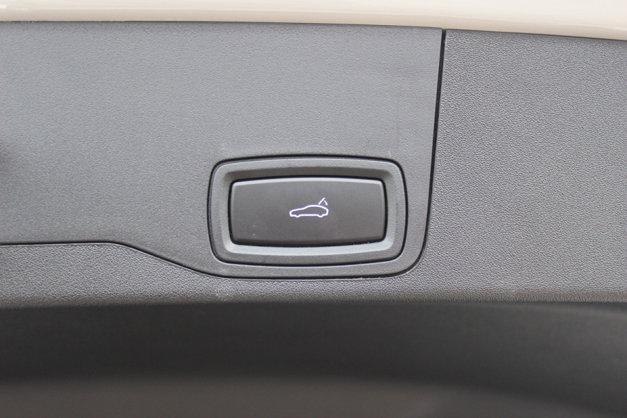 Porsche Taycan Cross Turismo 4 93 kWh / NL Auto! / NIEUWSTAAT! / Panoramadak / 360Camera / Passenger Display / Achterasbesturing / Matrix LED / 21'' / Adaptieve Stoelen / Luchtvering / Stoelventilatie / Dodehoek / Stuurverwarming