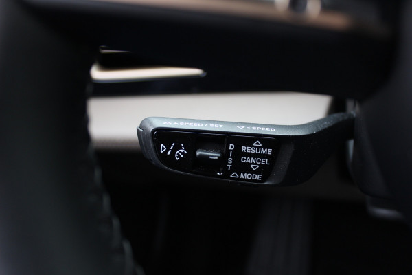 Porsche Taycan Cross Turismo 4 93 kWh / NL Auto! / NIEUWSTAAT! / Panoramadak / 360Camera / Passenger Display / Achterasbesturing / Matrix LED / 21'' / Adaptieve Stoelen / Luchtvering / Stoelventilatie / Dodehoek / Stuurverwarming