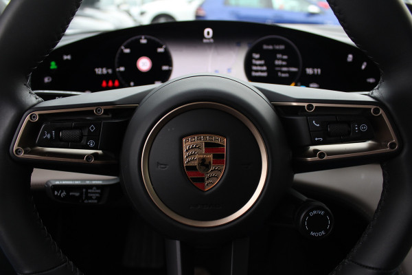 Porsche Taycan Cross Turismo 4 93 kWh / NL Auto! / NIEUWSTAAT! / Panoramadak / 360Camera / Passenger Display / Achterasbesturing / Matrix LED / 21'' / Adaptieve Stoelen / Luchtvering / Stoelventilatie / Dodehoek / Stuurverwarming