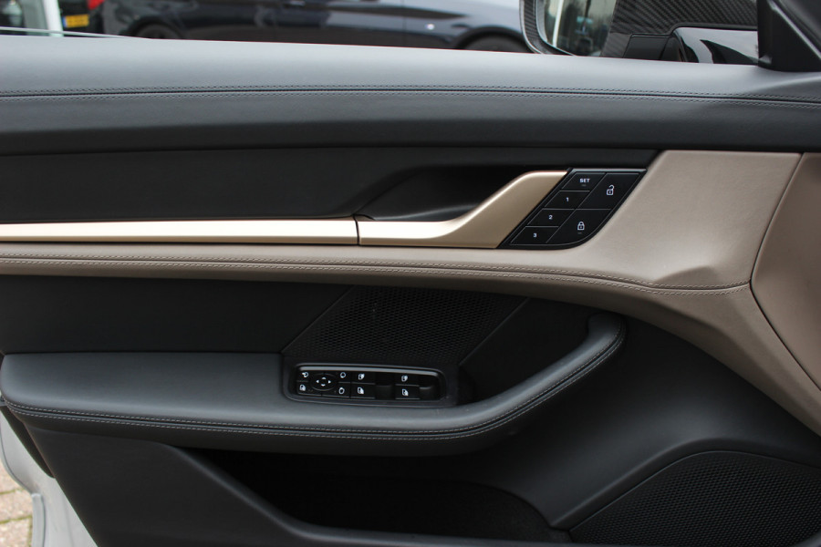 Porsche Taycan Cross Turismo 4 93 kWh / NL Auto! / NIEUWSTAAT! / Panoramadak / 360Camera / Passenger Display / Achterasbesturing / Matrix LED / 21'' / Adaptieve Stoelen / Luchtvering / Stoelventilatie / Dodehoek / Stuurverwarming