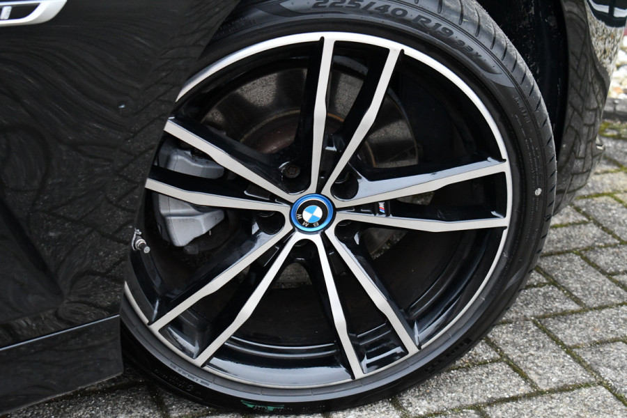 BMW 3 Serie Touring 330e M-Sport Pano ACC Trekh H/K HUD 19inch Stuurverw