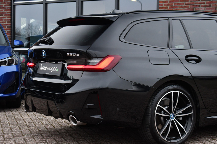 BMW 3 Serie Touring 330e M-Sport Pano ACC Trekh H/K HUD 19inch Stuurverw
