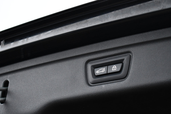 BMW 3 Serie Touring 330e M-Sport Pano ACC Trekh H/K HUD 19inch Stuurverw