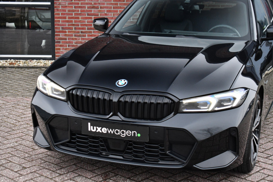BMW 3 Serie Touring 330e M-Sport Pano ACC Trekh H/K HUD 19inch Stuurverw