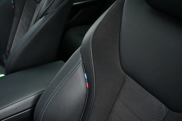 BMW 3 Serie Touring 330e M-Sport Pano ACC Trekh H/K HUD 19inch Stuurverw