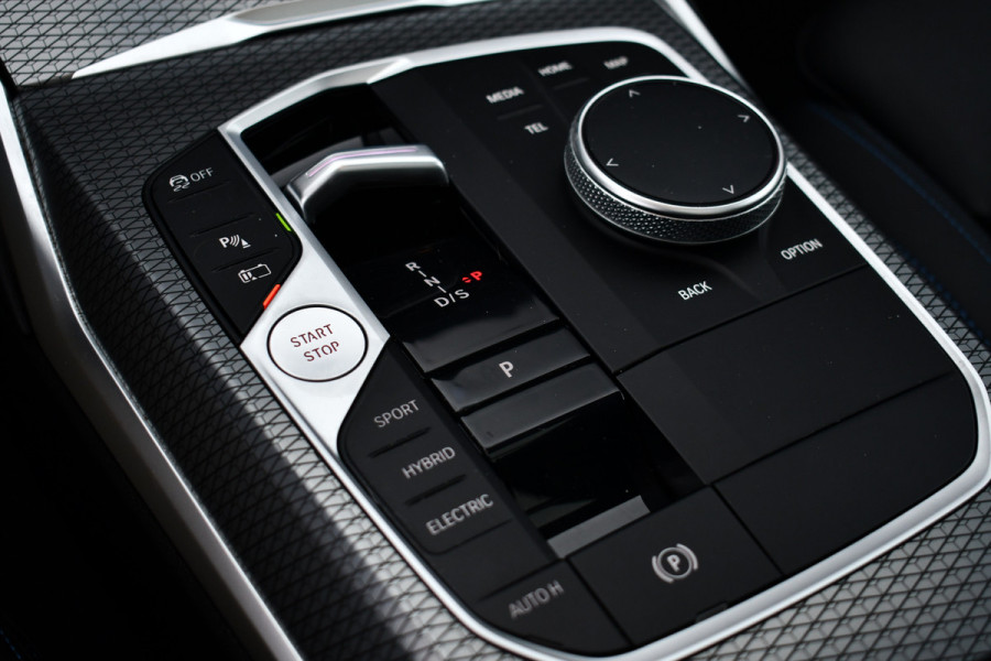 BMW 3 Serie Touring 330e M-Sport Pano ACC Trekh H/K HUD 19inch Stuurverw