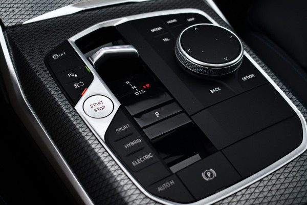 BMW 3 Serie Touring 330e M-Sport Pano ACC Trekh H/K HUD 19inch Stuurverw