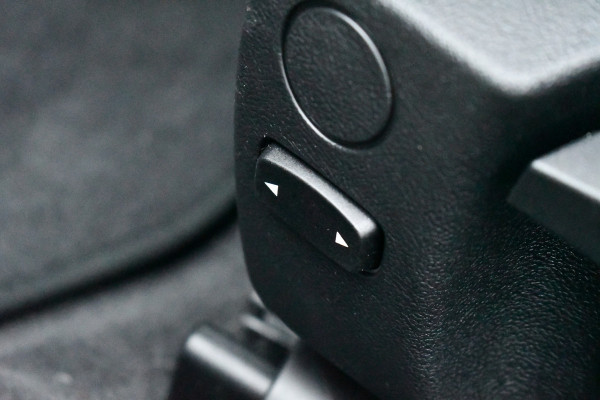 BMW 3 Serie Touring 330e M-Sport Pano ACC Trekh H/K HUD 19inch Stuurverw