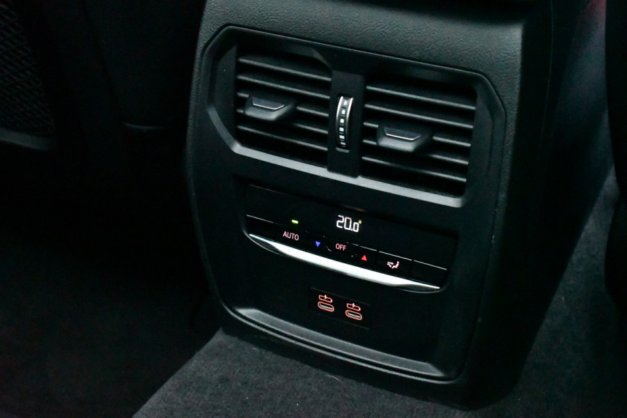 BMW 3 Serie Touring 330e M-Sport Pano ACC Trekh H/K HUD 19inch Stuurverw