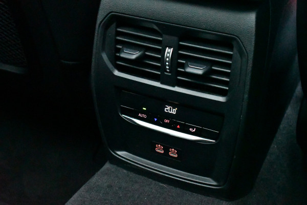 BMW 3 Serie Touring 330e M-Sport Pano ACC Trekh H/K HUD 19inch Stuurverw