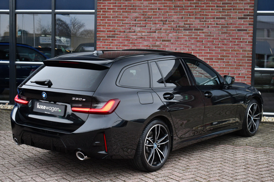 BMW 3 Serie Touring 330e M-Sport Pano ACC Trekh H/K HUD 19inch Stuurverw